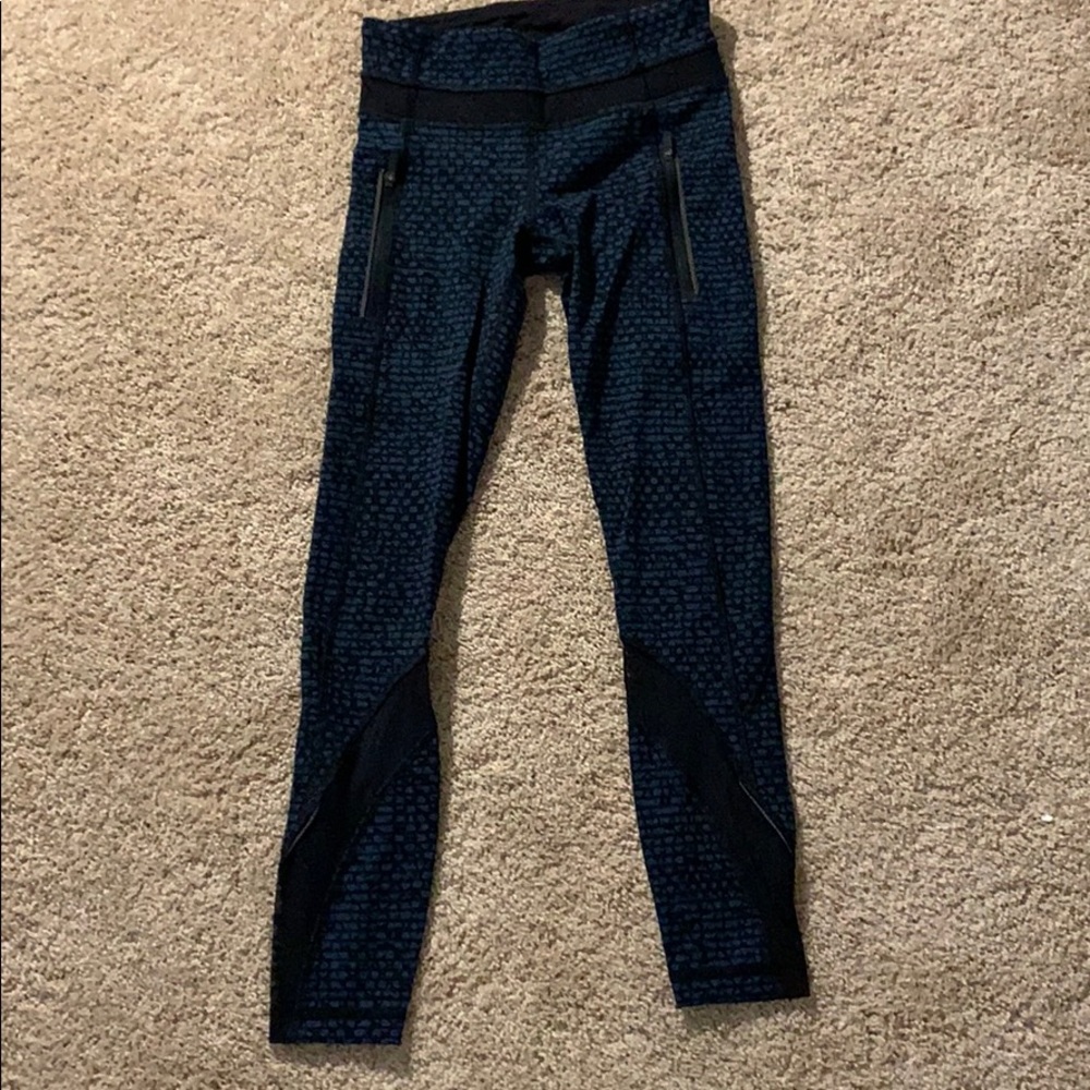 Black and blue lululemon leggings